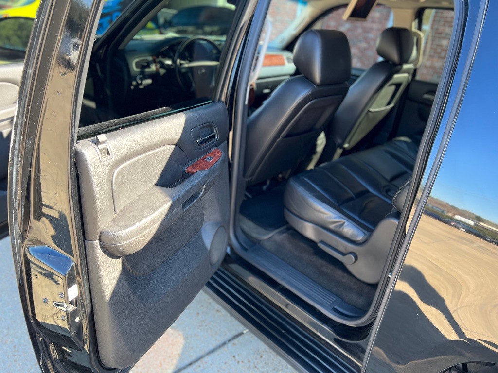 2012 Chevrolet Suburban Image 10