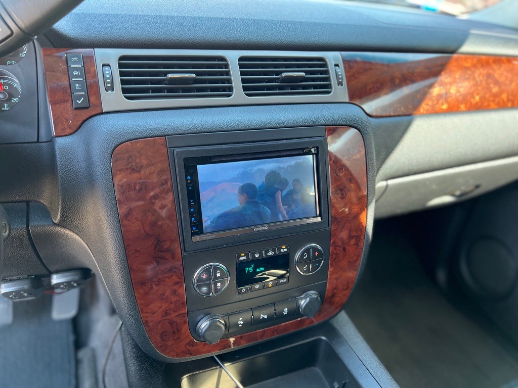 2012 Chevrolet Suburban Image 16