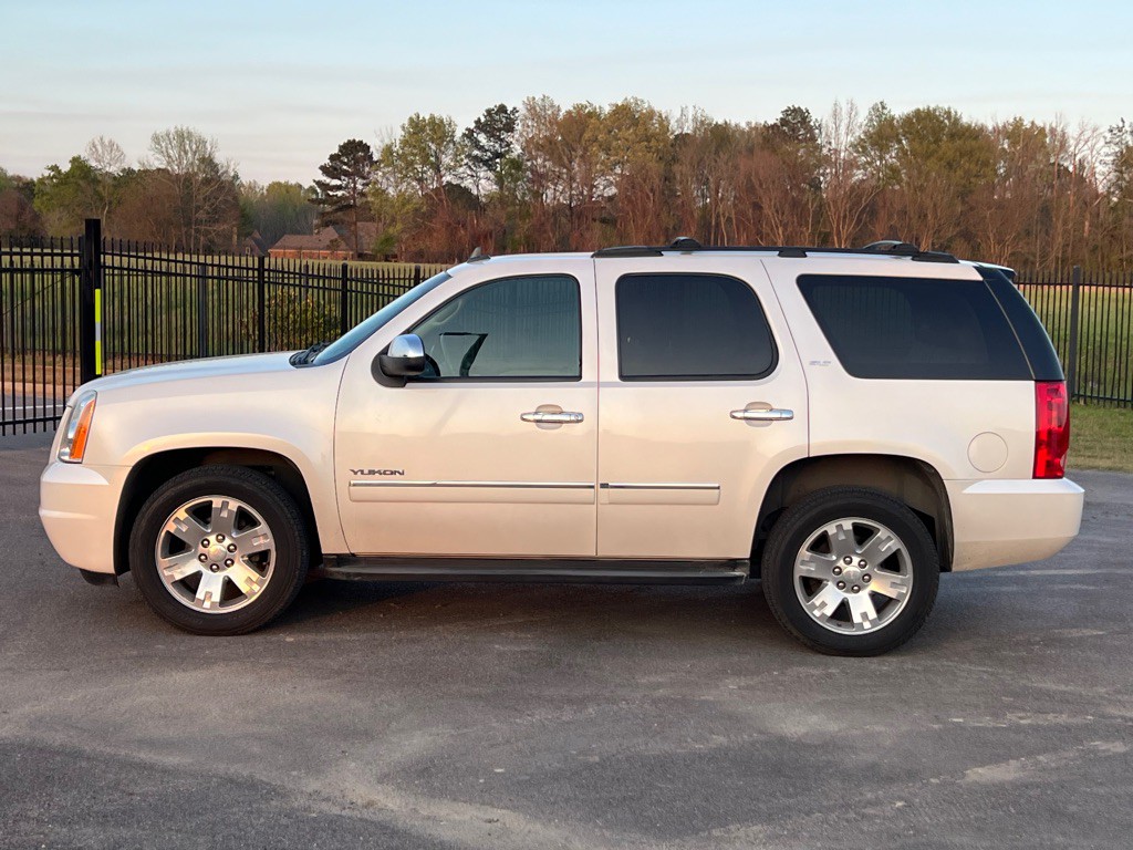 2012 GMC Yukon Image 2
