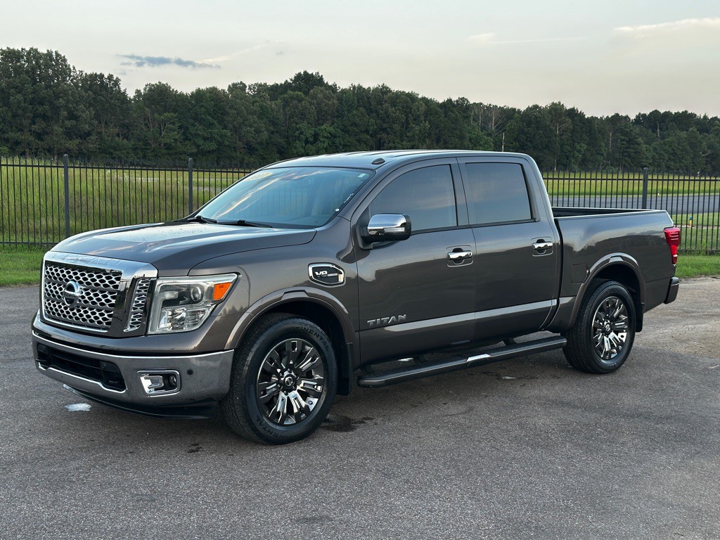 2017 Nissan Titan Image 1