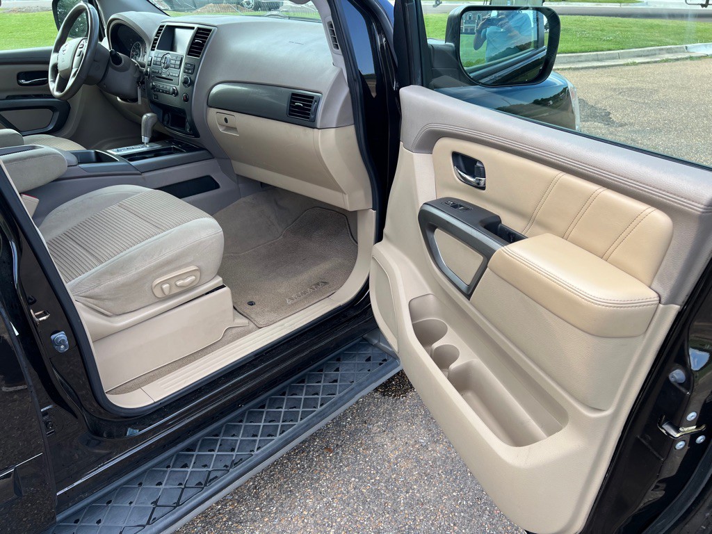 2015 Nissan Armada Image 18