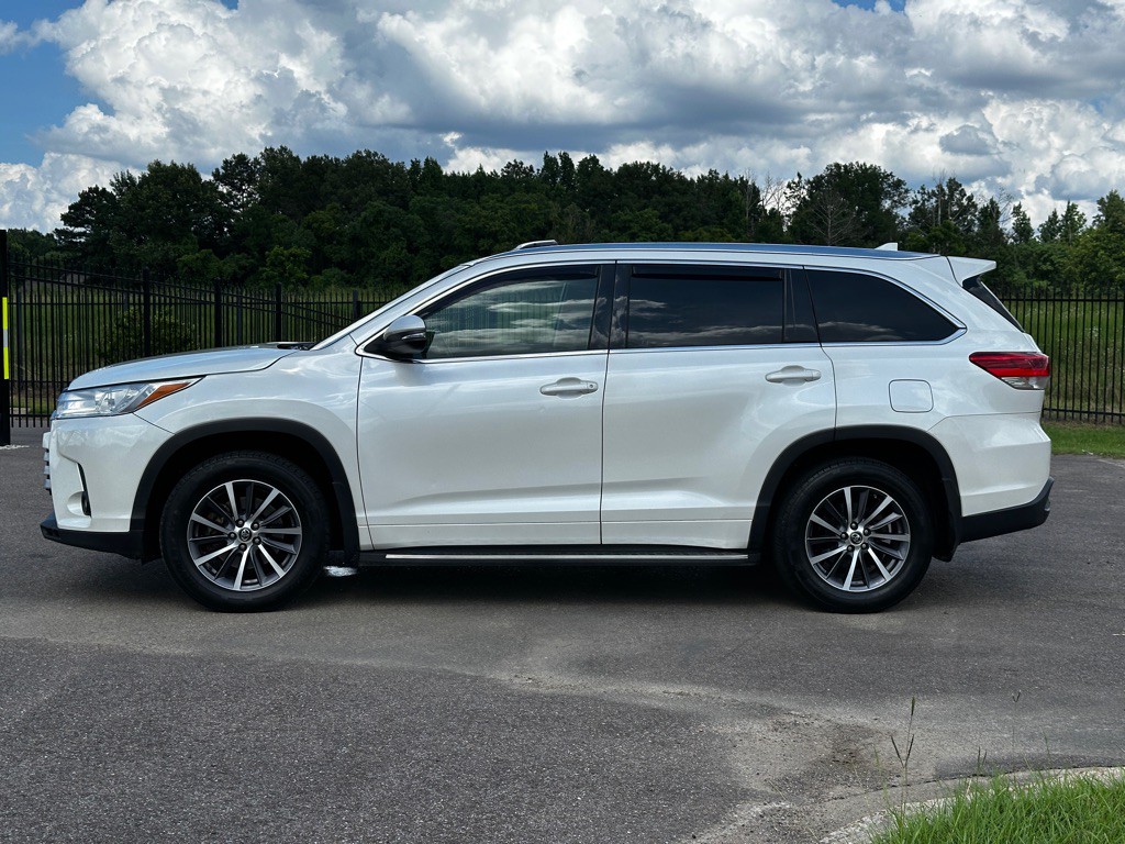 2017 Toyota Highlander Image 2