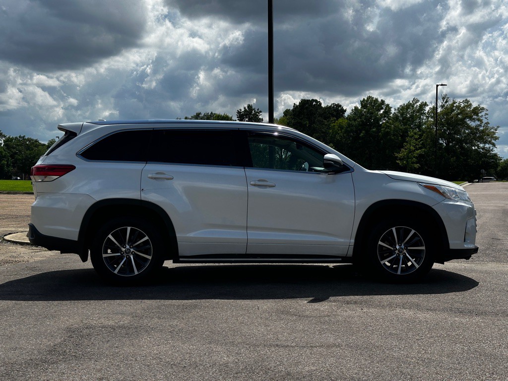 2017 Toyota Highlander Image 6