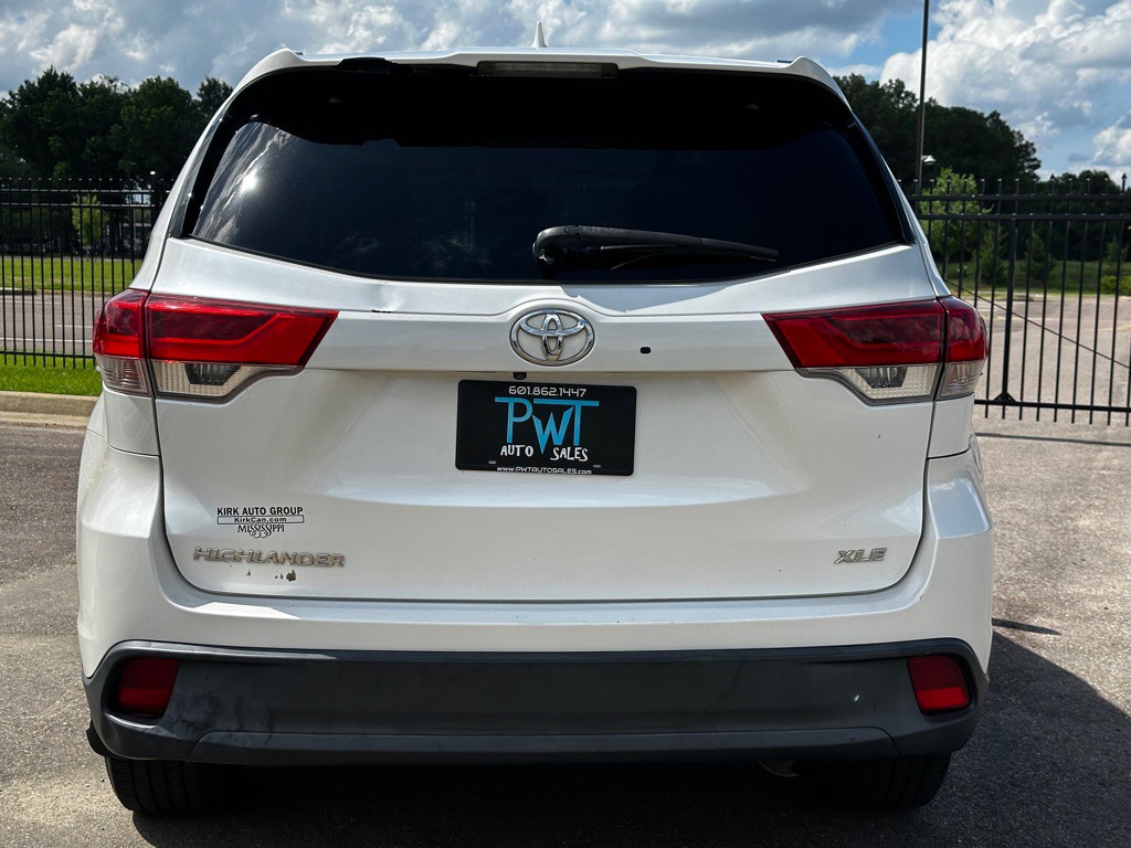 2017 Toyota Highlander Image 12