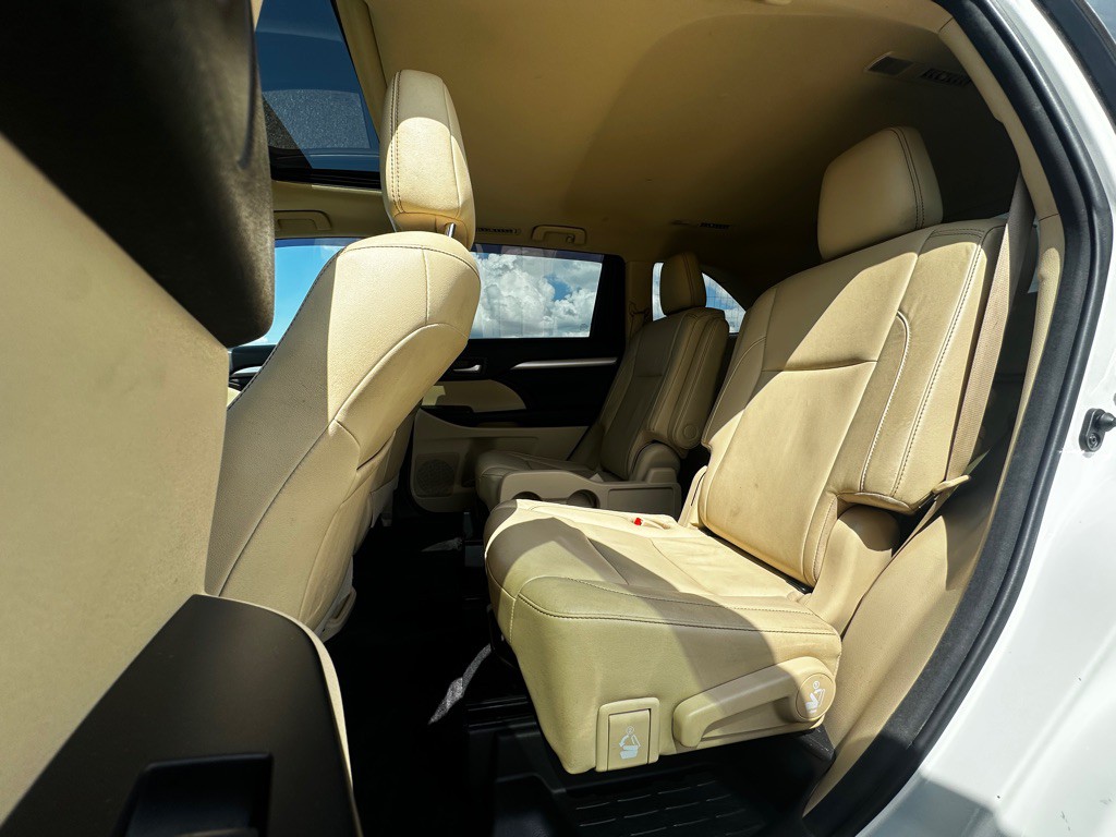 2017 Toyota Highlander Image 21