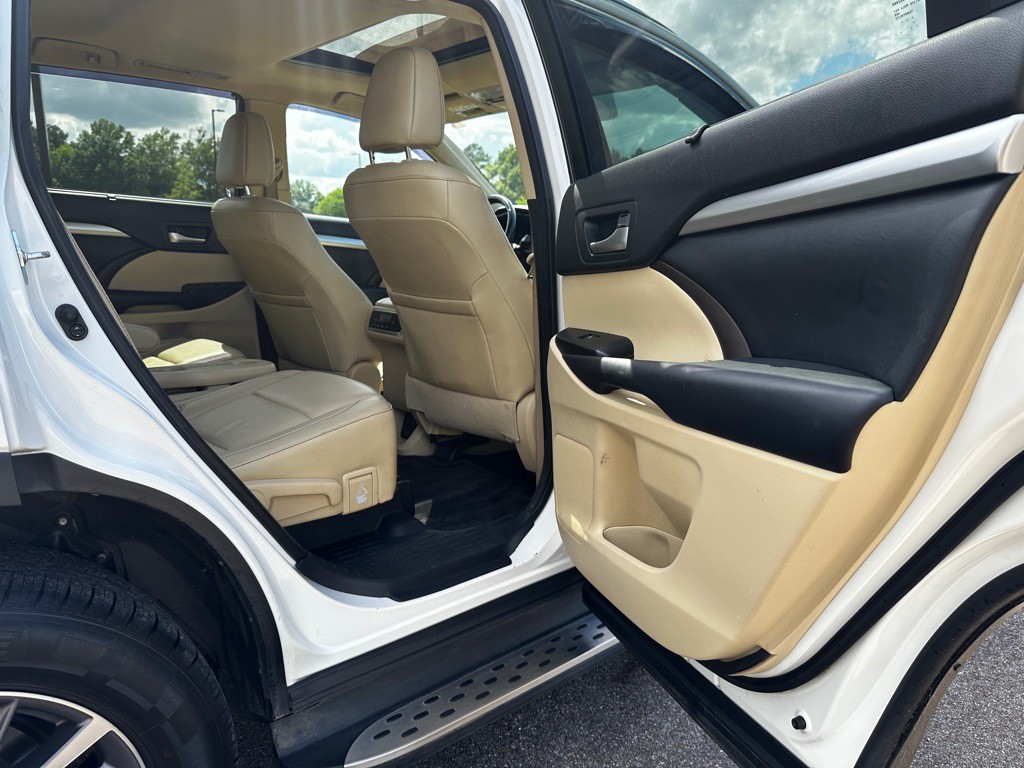 2017 Toyota Highlander Image 24