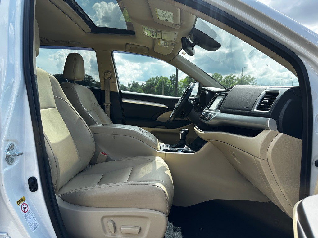 2017 Toyota Highlander Image 25