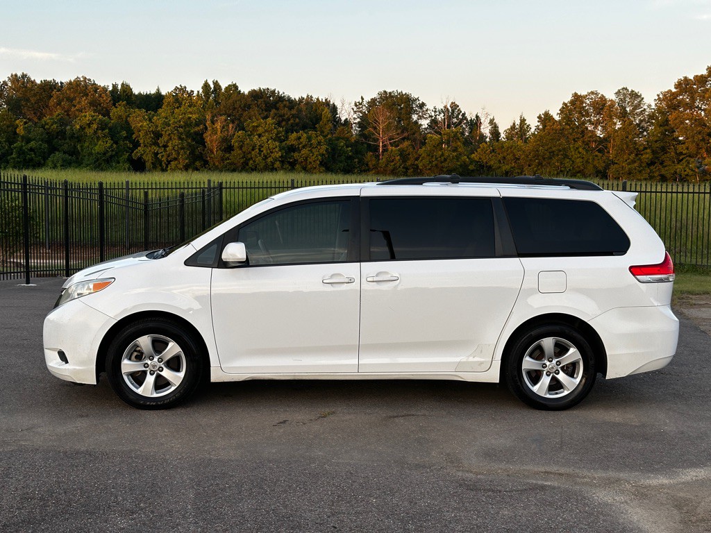 2012 Toyota Sienna Image 2