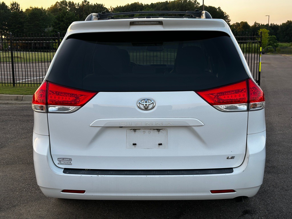 2012 Toyota Sienna Image 3