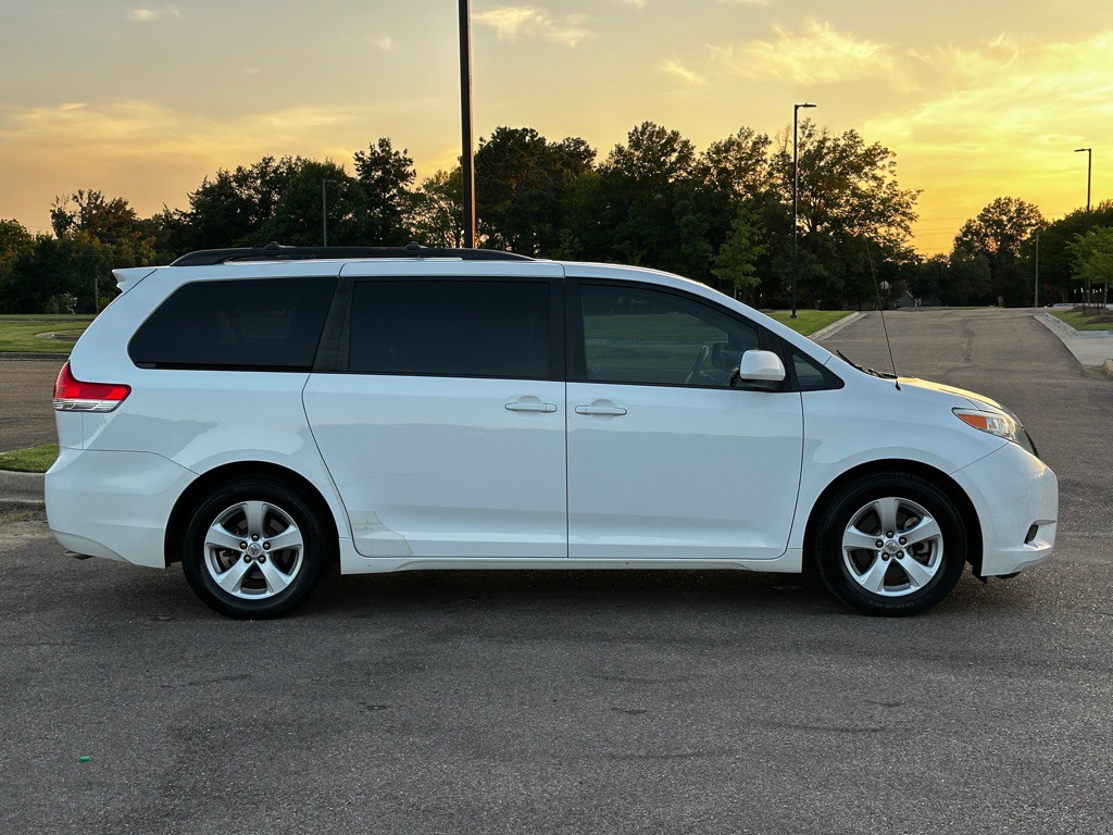 2012 Toyota Sienna Image 4