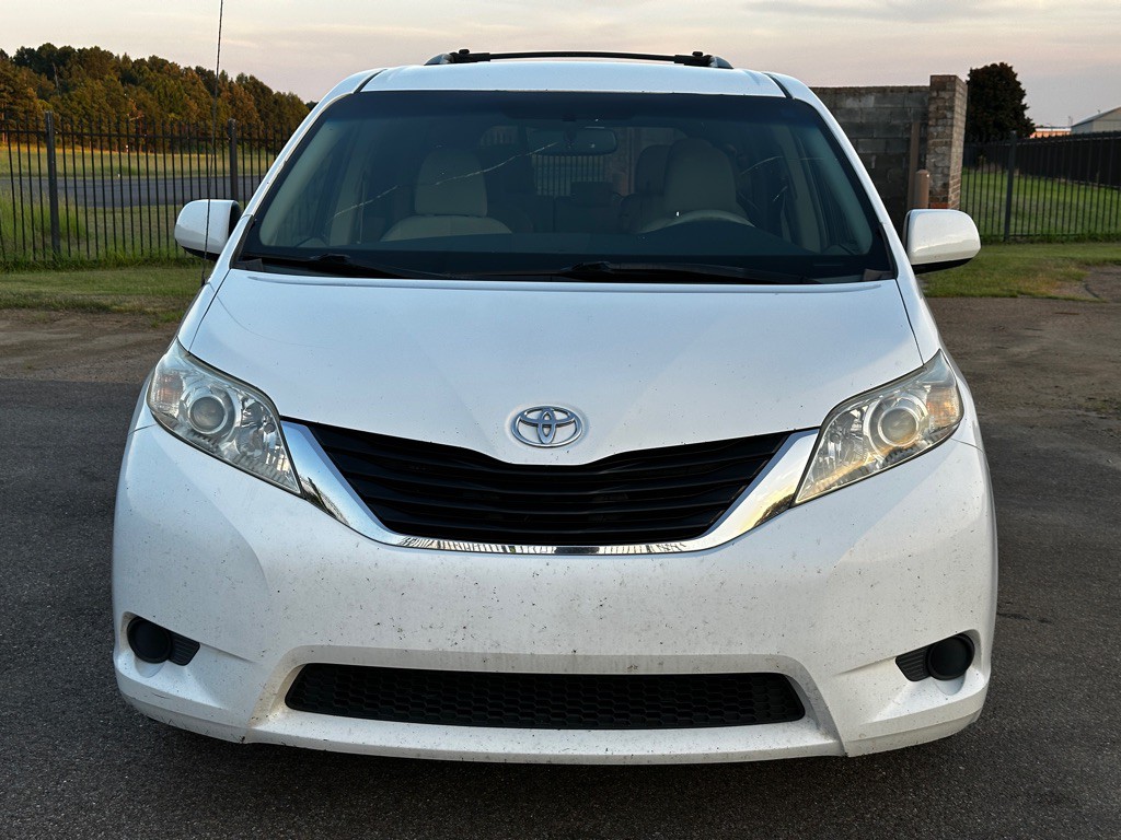 2012 Toyota Sienna Image 5
