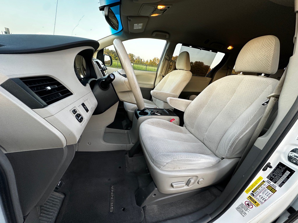 2012 Toyota Sienna Image 6