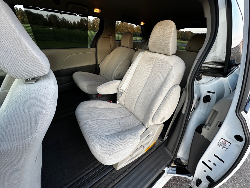 2012 Toyota Sienna Image 7