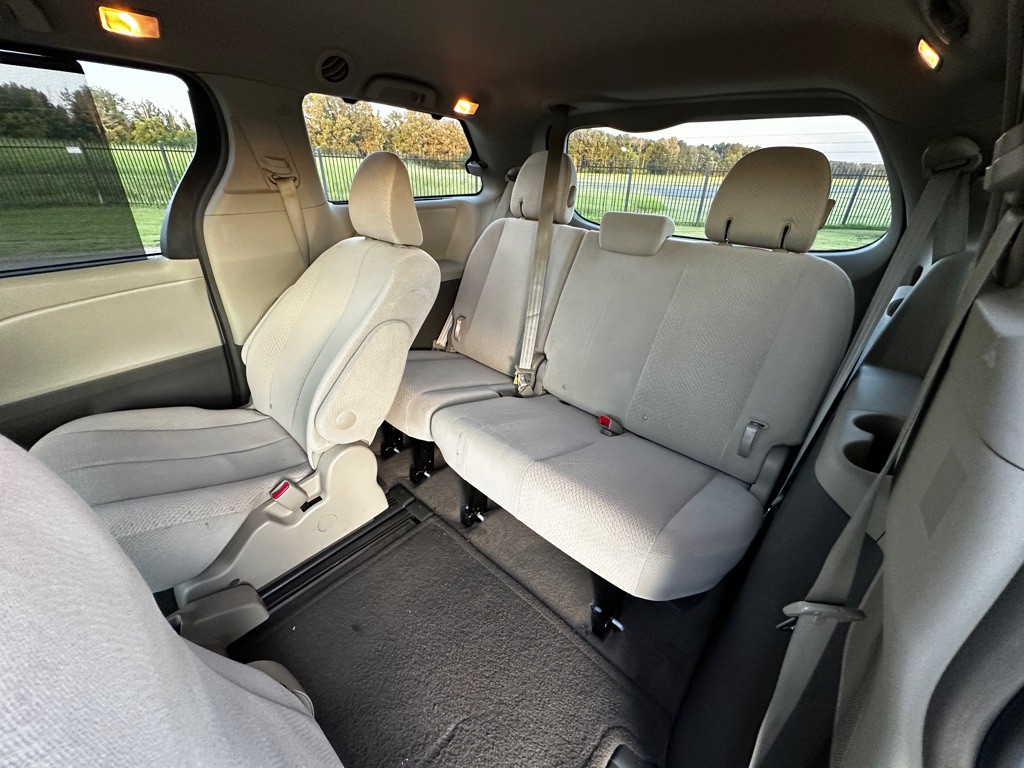 2012 Toyota Sienna Image 8