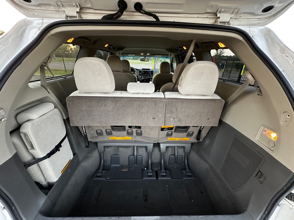 2012 Toyota Sienna Image 9