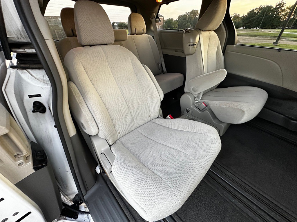 2012 Toyota Sienna Image 10
