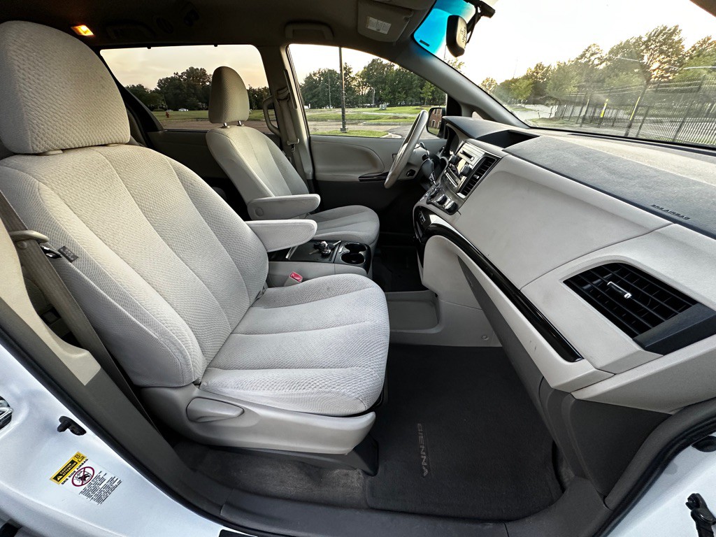 2012 Toyota Sienna Image 11