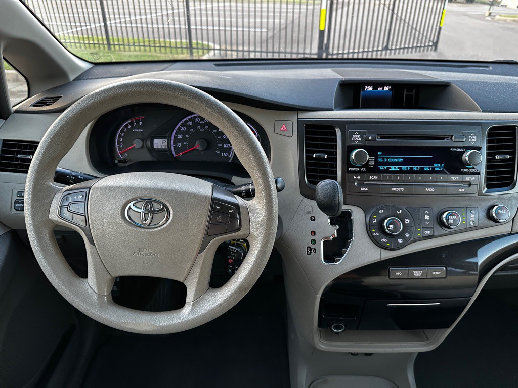 2012 Toyota Sienna Image 13