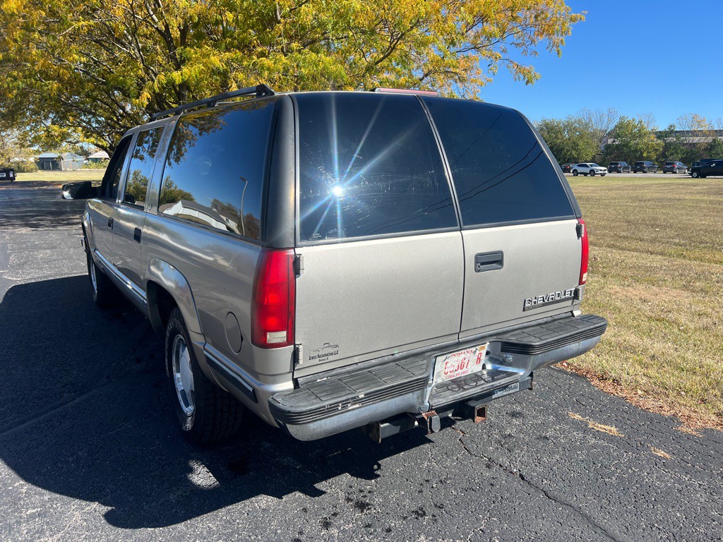 1999 Chevrolet Suburban Image 3