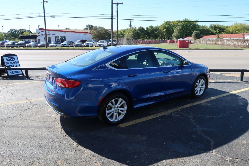 2016 Chrysler 200 Image 3