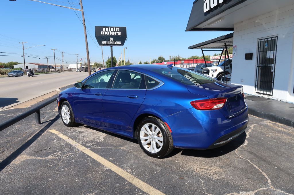 2016 Chrysler 200 Image 4
