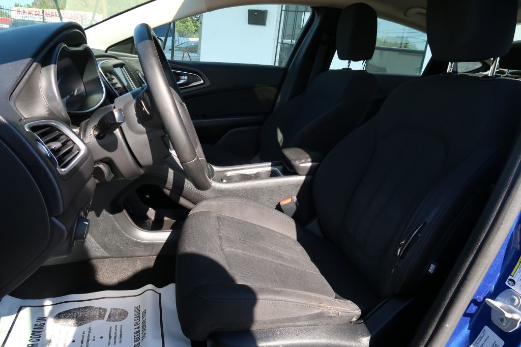 2016 Chrysler 200 Image 5