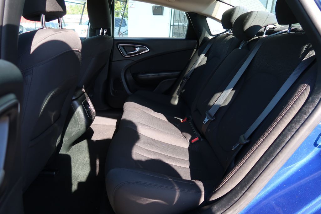 2016 Chrysler 200 Image 7