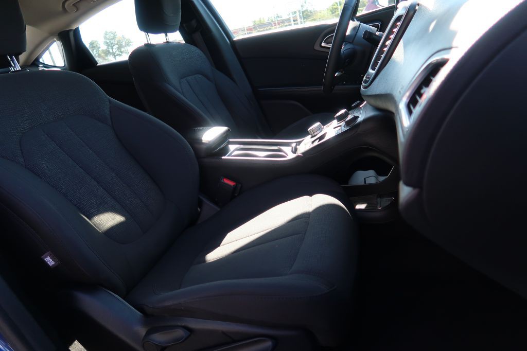 2016 Chrysler 200 Image 9