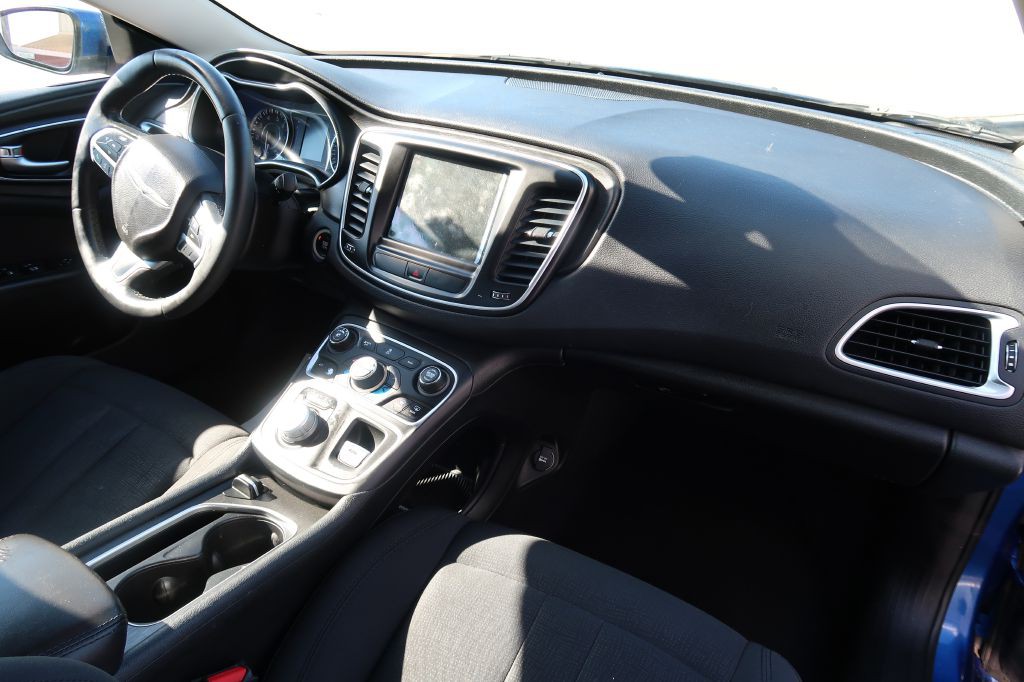 2016 Chrysler 200 Image 10
