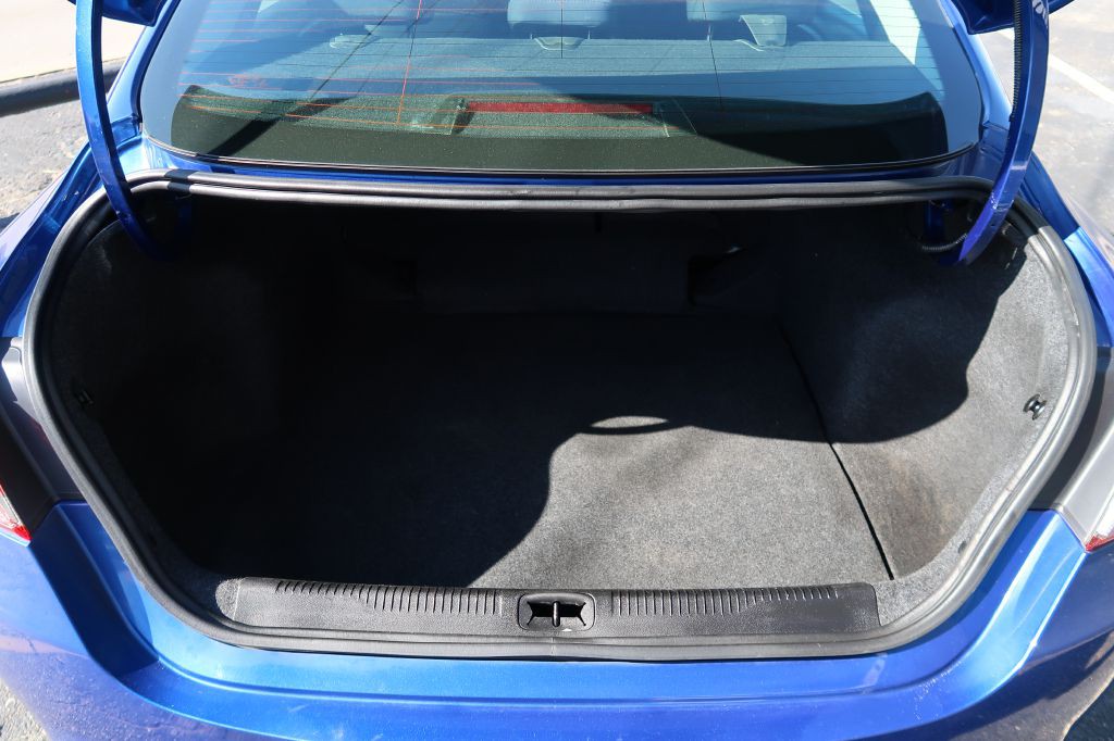 2016 Chrysler 200 Image 11