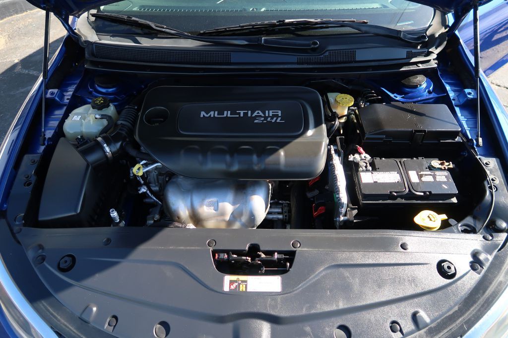 2016 Chrysler 200 Image 12