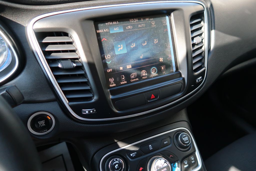 2016 Chrysler 200 Image 14