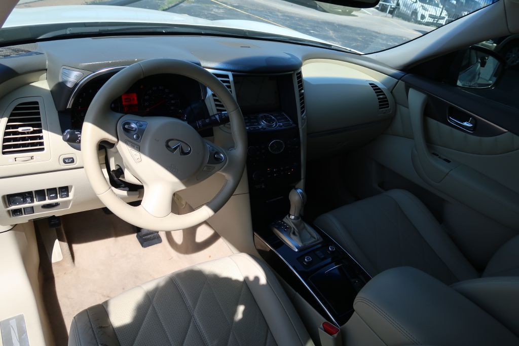 2011 INFINITI FX35 Image 6