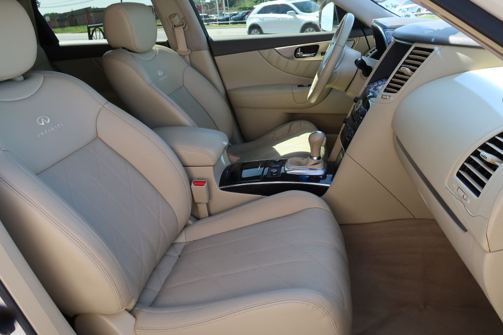 2011 INFINITI FX35 Image 9