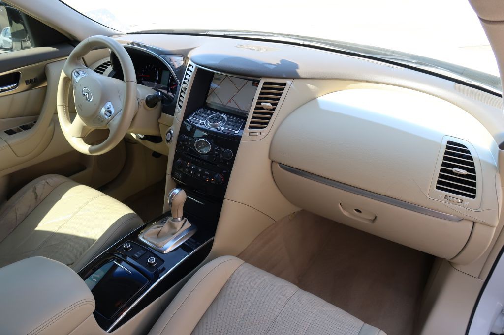2011 INFINITI FX35 Image 10