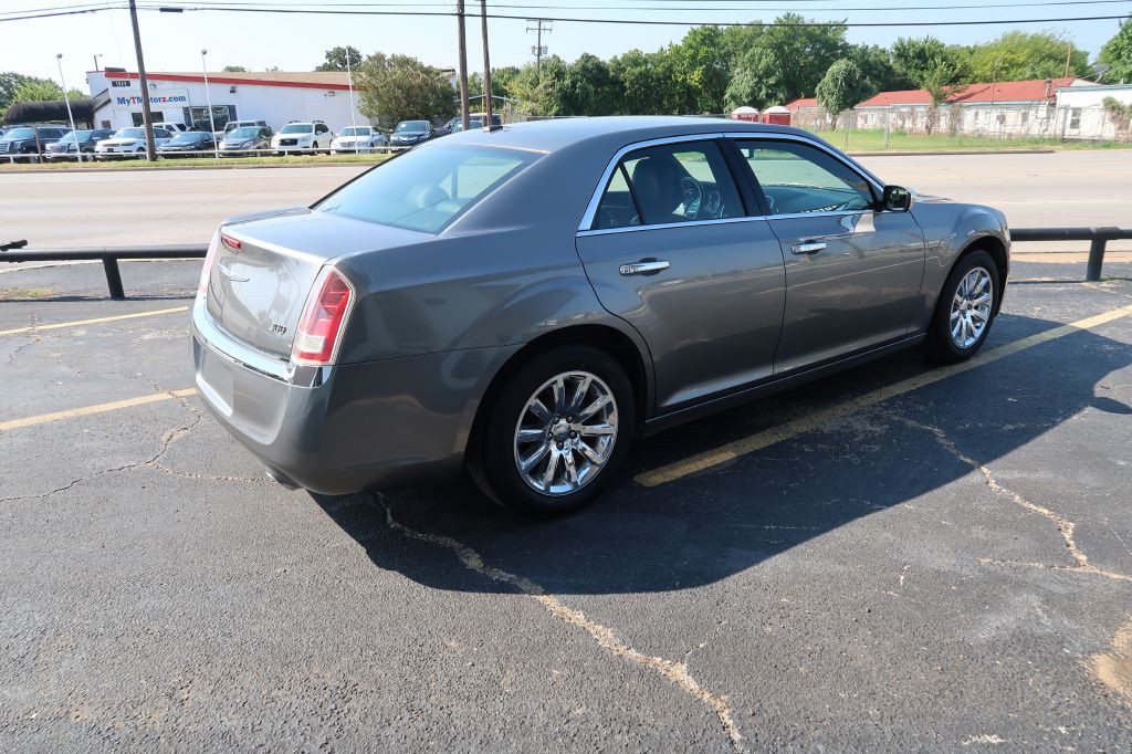 2012 Chrysler 300 Image 3