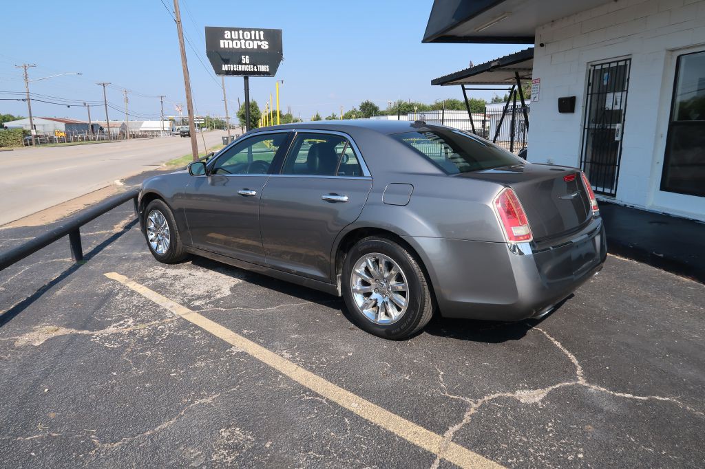 2012 Chrysler 300 Image 4
