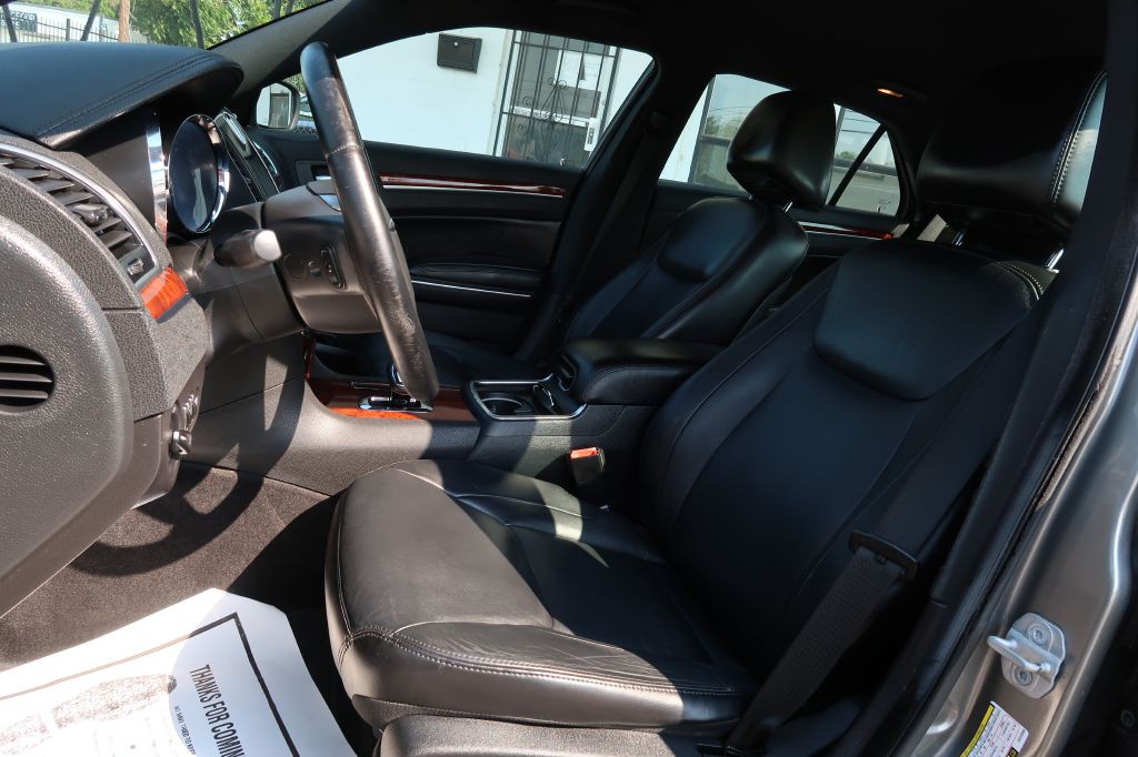 2012 Chrysler 300 Image 5
