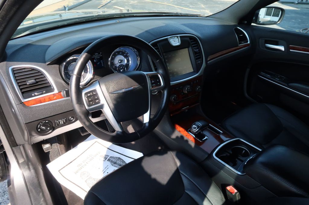 2012 Chrysler 300 Image 6