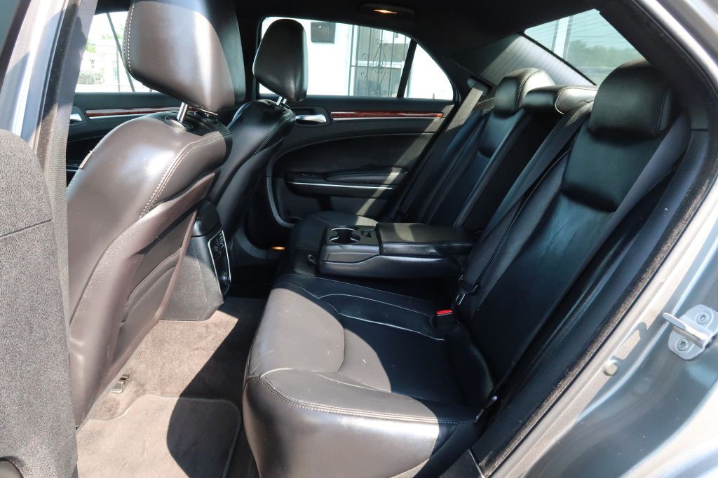 2012 Chrysler 300 Image 7