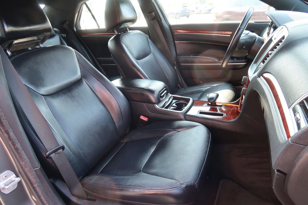 2012 Chrysler 300 Image 9