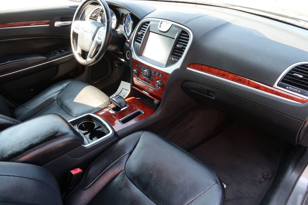2012 Chrysler 300 Image 10