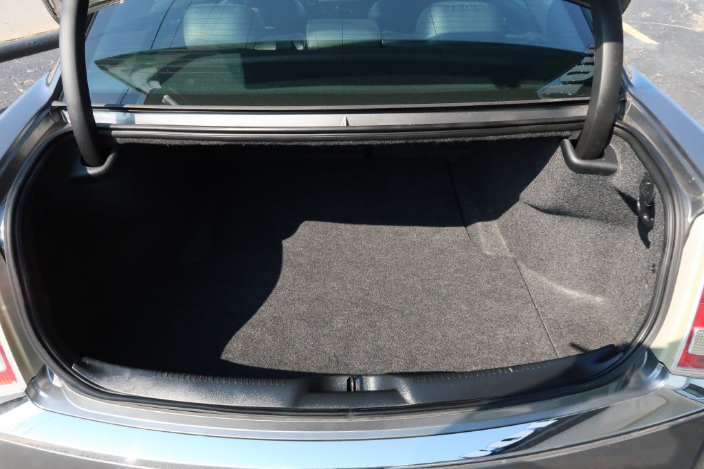 2012 Chrysler 300 Image 11