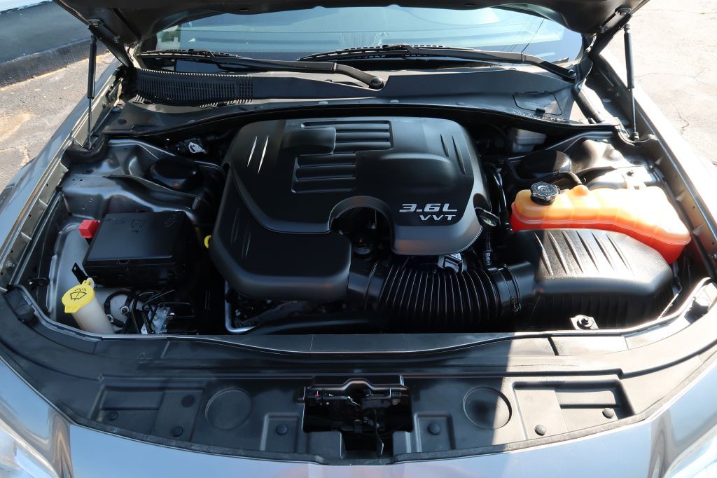 2012 Chrysler 300 Image 12
