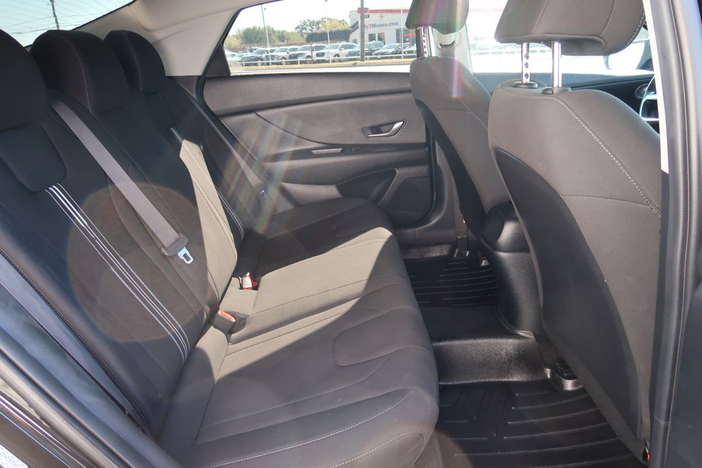 2022 Hyundai Elantra Image 9