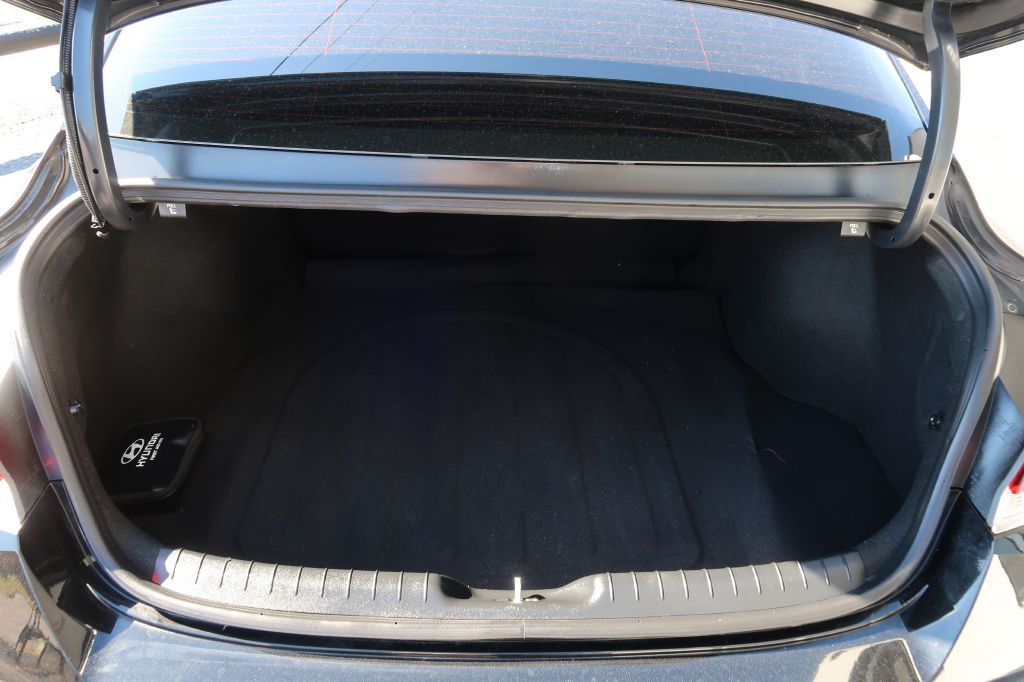 2022 Hyundai Elantra Image 12