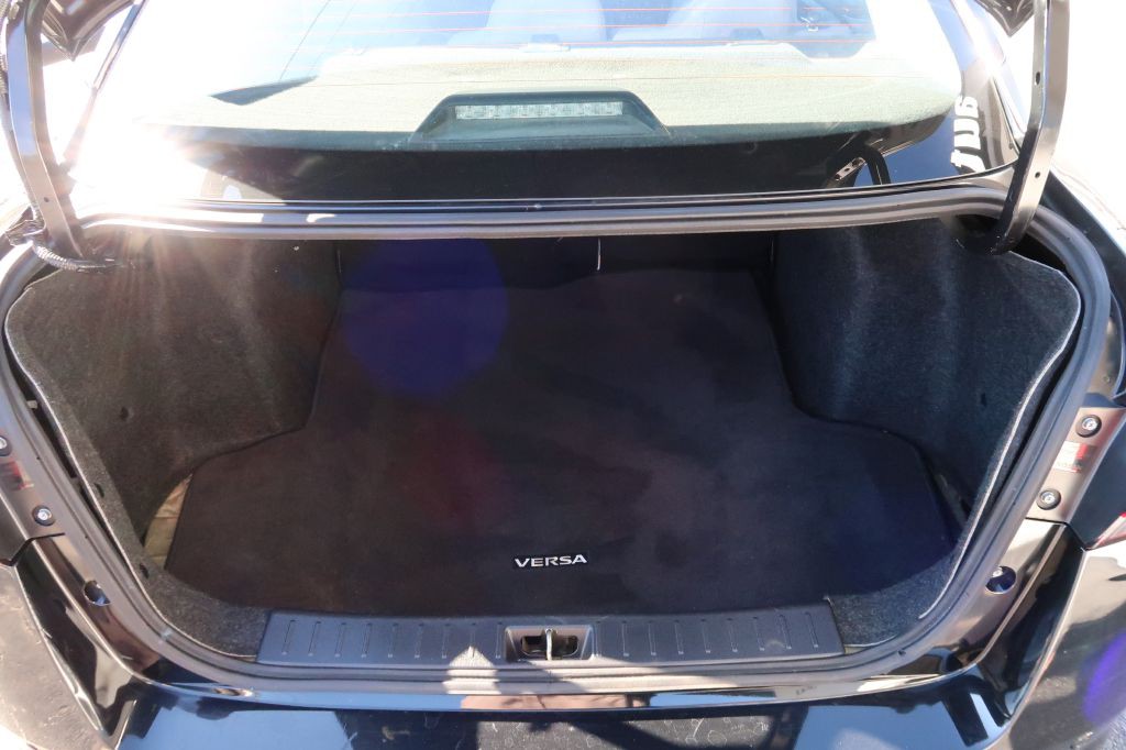 2020 Nissan Versa Image 11