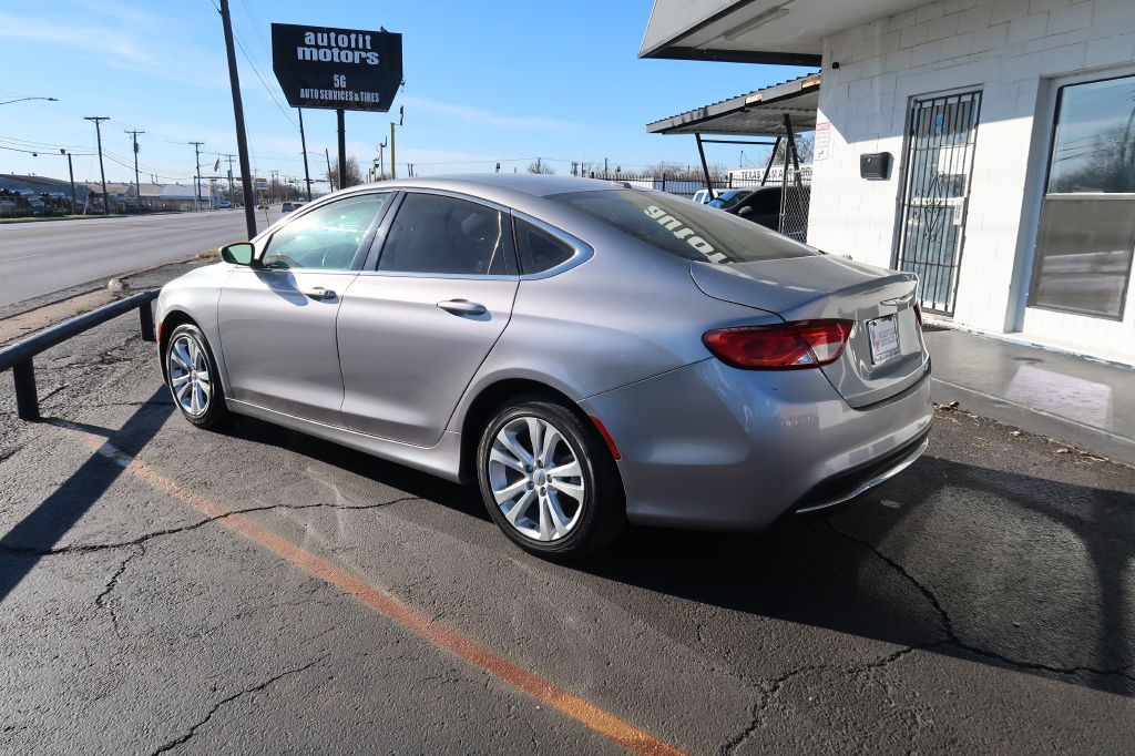 2016 Chrysler 200 Image 4