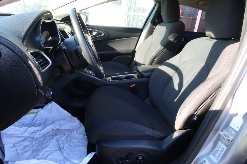 2016 Chrysler 200 Image 5