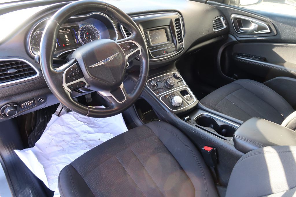 2016 Chrysler 200 Image 6